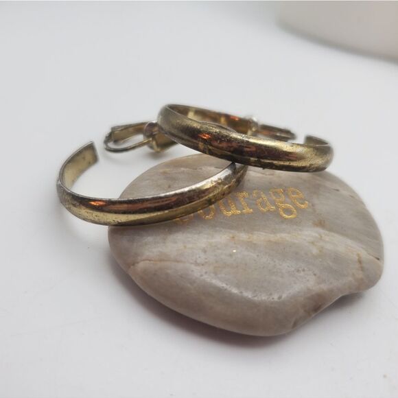 Antiquated distressed hoop Earrings clip on - Picture 3 of 4